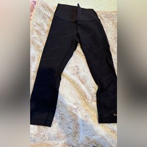 LULULEMON BLACK LEGGINGS WITH LULULEMON WRITTEN